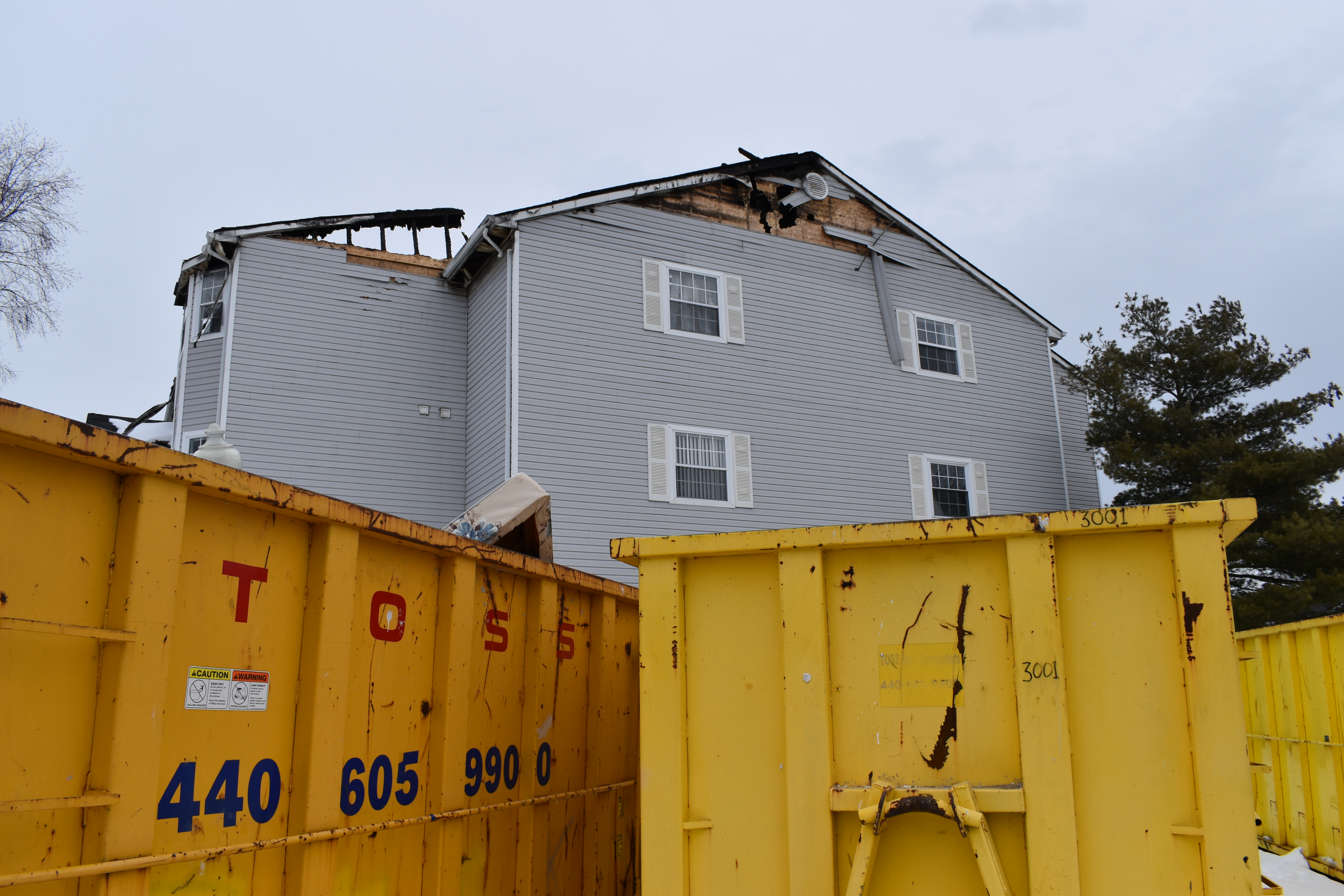 Repair efforts for fire-damaged apartment building 